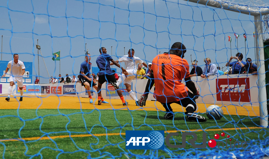 火箭末节三分爆发险胜快船（火箭末节三分雨发威险胜快船）